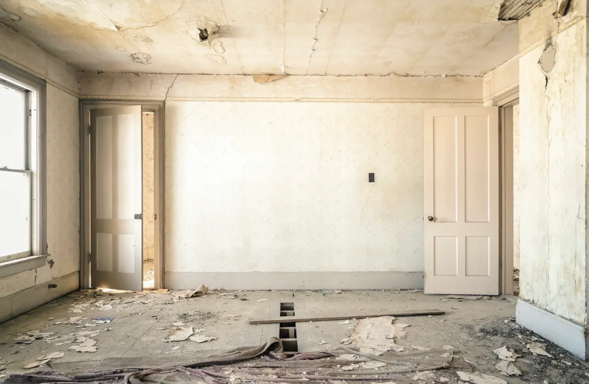 Waste disposal crew managing a cleanout project in Country Homes